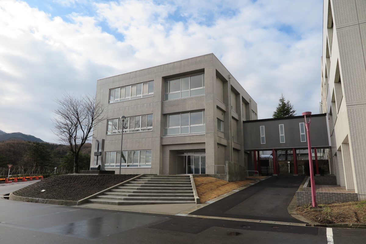 鶴岡高等専門学校　8号館
